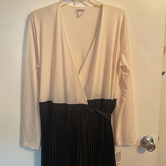 LuLaRoe Dresses & Skirts - LuLaRoe DeAnne (size L) NWT
